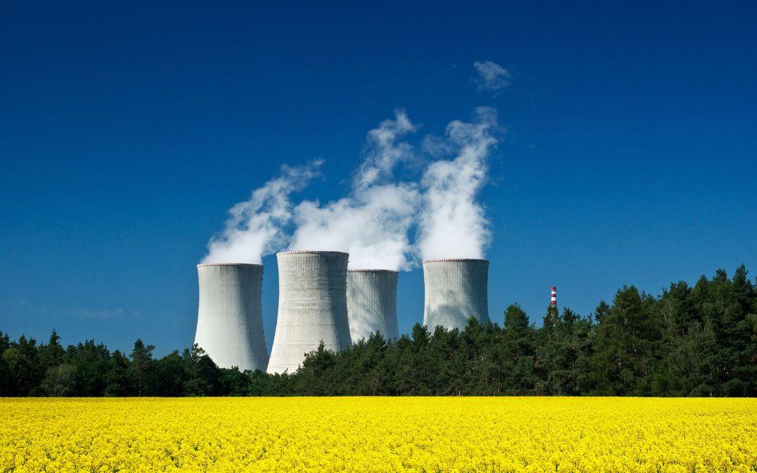 Elektrownia jądrowa w Polsce to już względnie niedaleka przyszłość. Czy takie budowa elektrowni jądrowej jest bezpieczna? Jak wygląda emisja z elektrowni jądrowych? Czy grozi nam promieniowanie? Koło Naukowe URANIUM wyjaśnia tę kwestię!