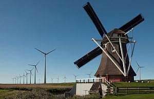 Wiatrak Goliath w przedniej części farmy wiatrowej w Eemshaven w Holandii