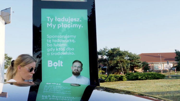 Stacja ładowania i reklama partnera.Źródło: ChargeEuropa.