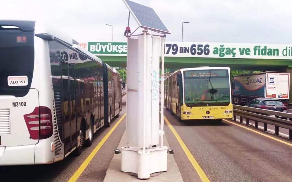 Turbina wiatrowa Enlil o pionowej osi obrotuŹródło: Enlil Vertical Axis Wind Turbine, Deveci Tech - YouTube