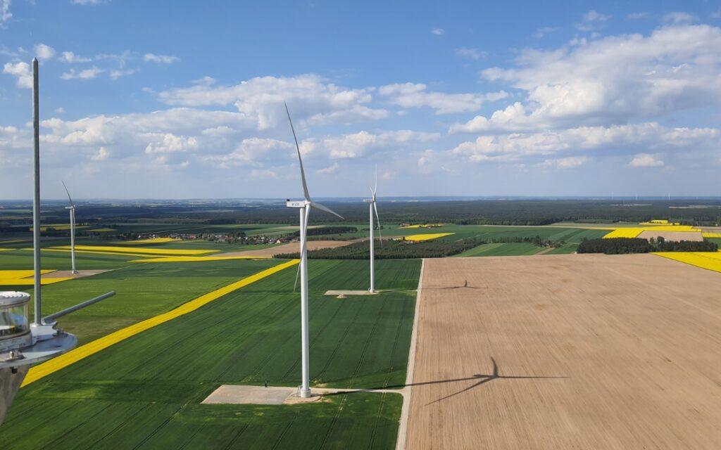 Farma wiatrowa Baranów-Rychtal zrealizowana przez VSB zaopatruje w energię elektryczną 36 000 polskich gospodarstw domowych i jest ważnym krokiem w kierunku osiągnięcia krajowych celów w zakresie energii odnawialnej