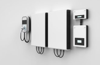 Polski rząd planuje ograniczyć rozwój magazynów energii. Według propozycji zmian w Prawie budowlanym magazyny energii o pojemności powyżej 20 kWh będą wymagać pozwolenia na budowę. Czy są mniej bezpieczne niż butla gazowa? Sprawdzamy to w tym materiale!