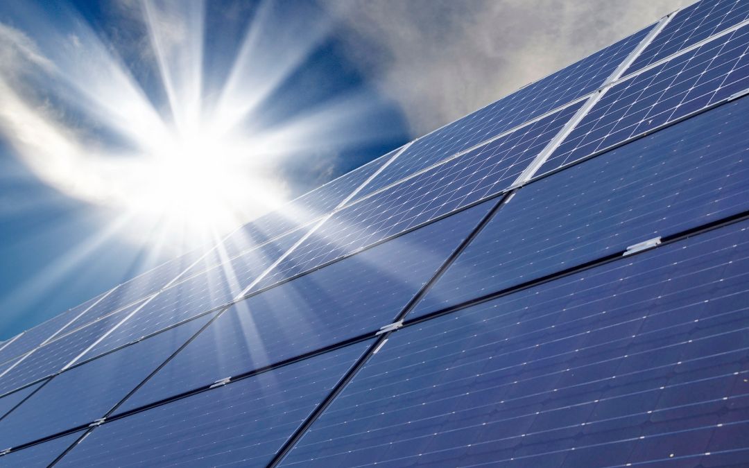 Upał obniża wydajność PV – Wysoka temperatura paneli obniża ich sprawność nawet o kilkanaście procent, mimo intensywnego nasłonecznienia.