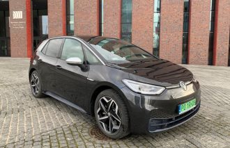 Niemiecki automobilklub ADAC opublikował wyniku testu elektrycznego Volkswagena ID.3 na dystansie 160 tysięcy kilometrów. Podstawowym parametrem, który badano była degradacja akumulatora trakcyjnego. Rezultaty okazały się bardziej niż obiecujące, albowiem po czterech latach intensywnych jazd wciąż zachował 91 procent wyjściowej pojemności.