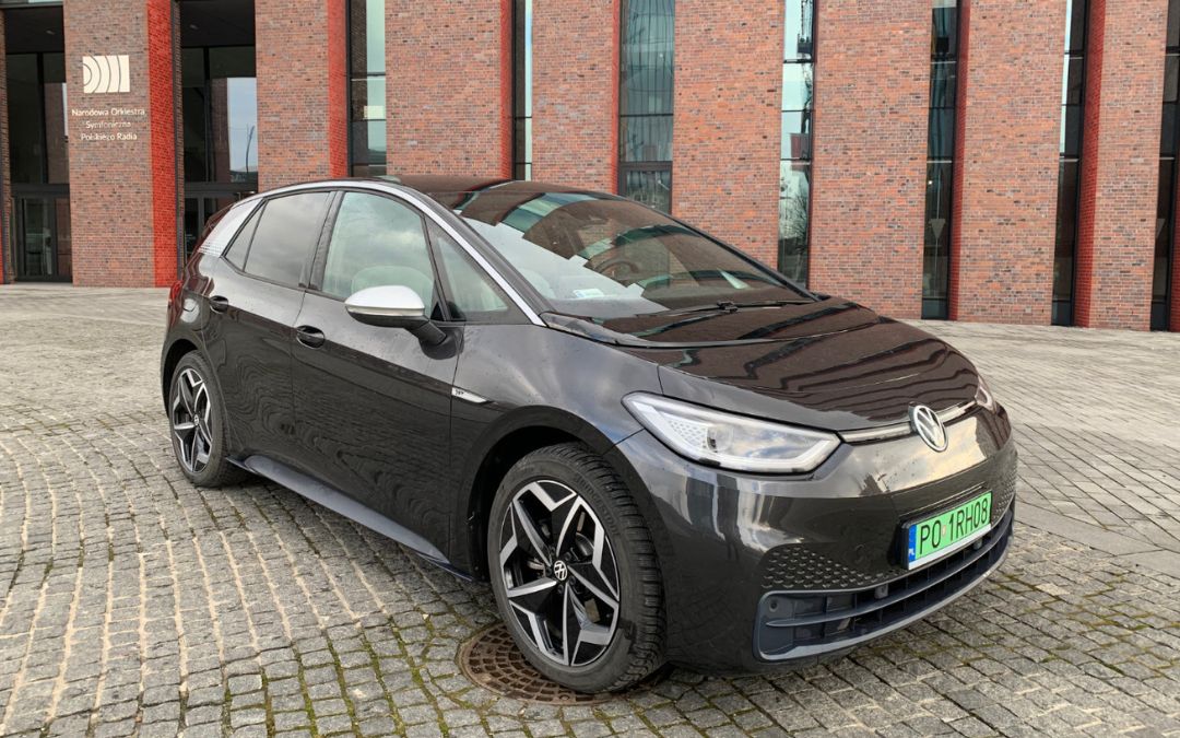 Niemiecki automobilklub ADAC opublikował wyniku testu elektrycznego Volkswagena ID.3 na dystansie 160 tysięcy kilometrów. Podstawowym parametrem, który badano była degradacja akumulatora trakcyjnego. Rezultaty okazały się bardziej niż obiecujące, albowiem po czterech latach intensywnych jazd wciąż zachował 91 procent wyjściowej pojemności.