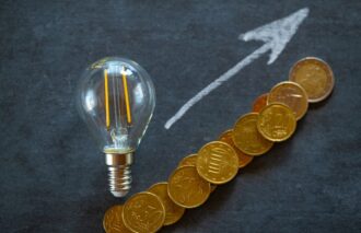 Rynek energii w Polsce przechodzi największą transformację od dekad. OZE coraz silniej kształtuje ceny energii, wypierając węgiel i zmieniając sposób funkcjonowania całego systemu elektroenergetycznego. To już nie tylko kwestia technologii, ale także regulacji i kosztów emisji CO₂.