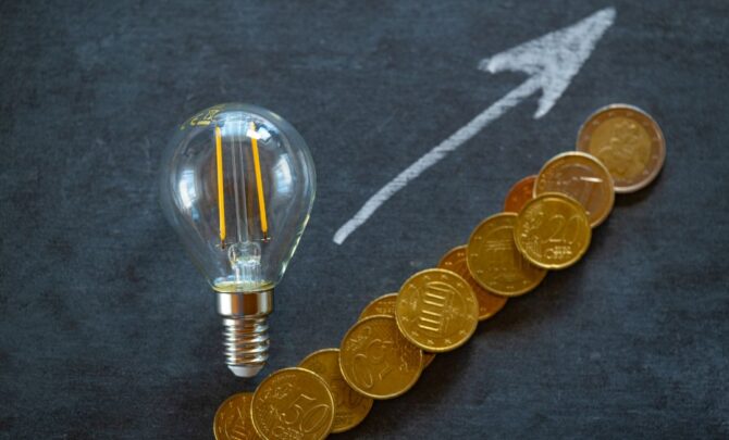 Rynek energii w Polsce przechodzi największą transformację od dekad. OZE coraz silniej kształtuje ceny energii, wypierając węgiel i zmieniając sposób funkcjonowania całego systemu elektroenergetycznego. To już nie tylko kwestia technologii, ale także regulacji i kosztów emisji CO₂.