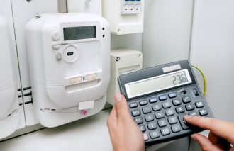 Prezydencki projekt przedłużający mrożenie cen prądu jest obecnie w Sejmie i w sumie nie wiadomo co będzie dalej. Bo według jednej strony politycznej można go pchnąć dalej bez ponownych konsultacji. Z drugiej strony Pani Minister Hennig-Kloska twierdzi, że prezydencki projekt “jest w tej chwili bezużyteczny”.