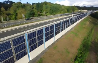 Amerykański startup Ko-Solar i niemiecki R. Kohlhauer postanawiają wprowadzić na rynek niecodzienny produkt. Przed państwem fotowoltaika zintegrowana z panelami akustycznymi. Czy to rewolucja dla barier akustycznych?