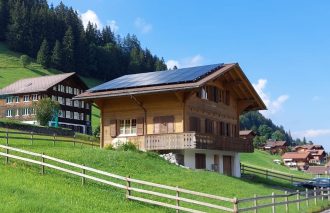 Niezależność w energetyce rozproszonej kojarzy się jednoznacznie. Off-grid, czyli życie poza siecią energetyczną coraz częściej jawi się jako ciekawa opcja na zasilanie budynku w prąd. Czy jest możliwe utrzymanie budynku jednorodzinnego poza siecią bez przerw w dostawie prądu? To wydaje się niezwykle trudne.
