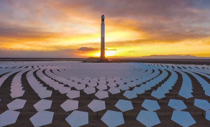 Heliostaty w elektrowni CSP Gansu w Chinach z widokiem na wieżę w tle.
