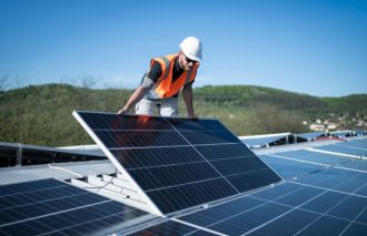 Zdania o obecnym stanie polskiego rynku fotowoltaicznego bywają podzielone. Z jednej strony dobrze pamiętamy znaczny spadek tempa przyrostu nowych instalacji PV, który nastąpił po przejściu z net-meteringu na net-billing, a także często słyszymy o niezadowalających wynikach części firm z branży i trudnych okresach. Z drugiej strony pojawia się także wiele głosów, że rynek wcale nie upada, a zwyczajnie przechodzi transformację, w której zaczynają się liczyć inne zalety oferowane przez spółki.