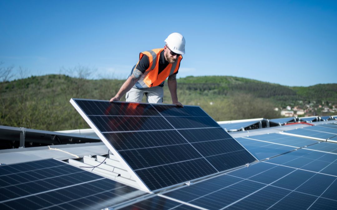 Zdania o obecnym stanie polskiego rynku fotowoltaicznego bywają podzielone. Z jednej strony dobrze pamiętamy znaczny spadek tempa przyrostu nowych instalacji PV, który nastąpił po przejściu z net-meteringu na net-billing, a także często słyszymy o niezadowalających wynikach części firm z branży i trudnych okresach. Z drugiej strony pojawia się także wiele głosów, że rynek wcale nie upada, a zwyczajnie przechodzi transformację, w której zaczynają się liczyć inne zalety oferowane przez spółki.