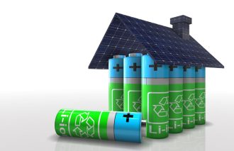 Nowelizacja Prawa budowlanego zakłada, że magazyny powyżej 20 kWh będą wymagały pozwolenia na budowę i specjalnych warunków lokalizacji. Ministerstwo, które odpowiadało za projekt, nie dysponuje jednak żadnymi danymi liczbowymi potwierdzającymi wzrost zagrożenia pożarowego przy takiej pojemności. Czy można w ten sposób regulować kluczową technologię transformacji energetycznej?