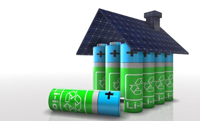 Nowelizacja Prawa budowlanego zakłada, że magazyny powyżej 20 kWh będą wymagały pozwolenia na budowę i specjalnych warunków lokalizacji. Ministerstwo, które odpowiadało za projekt, nie dysponuje jednak żadnymi danymi liczbowymi potwierdzającymi wzrost zagrożenia pożarowego przy takiej pojemności. Czy można w ten sposób regulować kluczową technologię transformacji energetycznej?