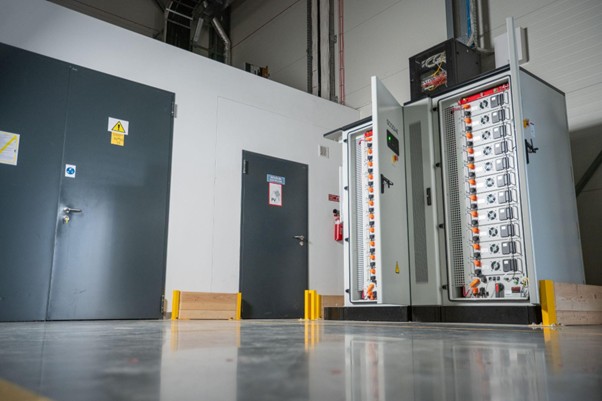 GoodWe Lynx C – dwie jednostki (30–60 kWh) w centrum logistycznym w Polsce.