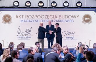 Największy w Polsce bateryjny magazyn energii już powstaje w Żarnowcu Magazyn o mocy 263 MW i pojemności 900–981 MWh ma zostać oddany w drugim kwartale 2027 roku. Projekt otrzymał pierwszą w Polsce promesę na magazynowanie energii oraz 17-letni kontrakt w rynku mocy.