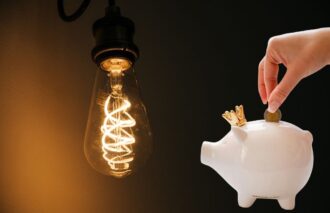 W piątek Sejm przyjął ustawę, która przedłuża obowiązywanie zamrożonych cen energii elektrycznej do końca 2025 roku oraz wprowadza nowy mechanizm wsparcia – tzw. bon ciepłowniczy. Nowe przepisy mają na celu ochronę gospodarstw domowych przed gwałtownymi podwyżkami rachunków w nadchodzącym sezonie grzewczym.