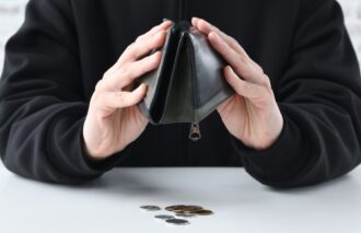 Program Czyste Powietrze dręczą kolejne afery. Ta jednak dotyka wielu beneficjentów i wykonawców. Chodzi oczywiście o zaległości w wypłatach dotacji, które dalej są poważnym problemem. Czy WFOŚiGW ma faktycznie problemy? W jaki sposób sprawę tłumaczy wiceminister Krzysztof Bolesta?