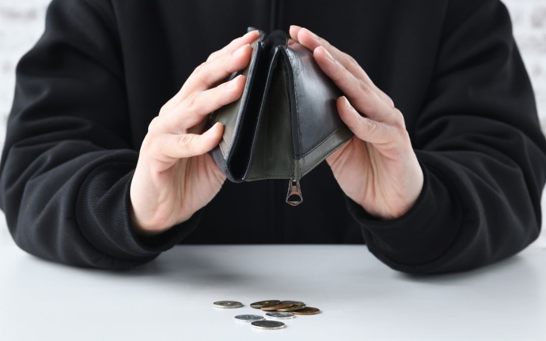 Program Czyste Powietrze dręczą kolejne afery. Ta jednak dotyka wielu beneficjentów i wykonawców. Chodzi oczywiście o zaległości w wypłatach dotacji, które dalej są poważnym problemem. Czy WFOŚiGW ma faktycznie problemy? W jaki sposób sprawę tłumaczy wiceminister Krzysztof Bolesta?