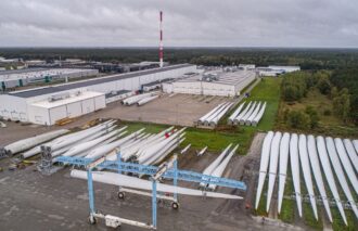 Fabryka łopat do turbin w Goleniowie, należąca dotąd do amerykańskiego koncernu GE Vernova poprzez spółkę LM Wind Power, trafiła w ręce Duńczyków. To symboliczny moment – Amerykanie wycofują się z Polski, a kontrolę nad jednym z zakładów przejmuje Vestas. Czy dotychczasowi pracownicy zostaną zwolnieni?