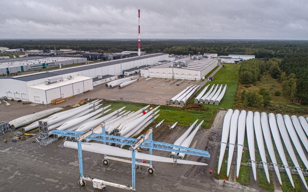 Fabryka łopat do turbin w Goleniowie, należąca dotąd do amerykańskiego koncernu GE Vernova poprzez spółkę LM Wind Power, trafiła w ręce Duńczyków. To symboliczny moment – Amerykanie wycofują się z Polski, a kontrolę nad jednym z zakładów przejmuje Vestas. Czy dotychczasowi pracownicy zostaną zwolnieni?