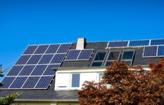 Czy w erze systemu net-billing program Mój Prąd jest kluczowy, aby inwestycje w fotowoltaikę i magazyny energii wciąż były opłacalne? Branża alarmuje, że wstrzymanie wsparcia zagrozi stabilności sieci i cofnie lata pracy nad rozwojem OZE w Polsce.
