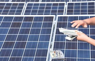 Mój Prąd 6.0 dobiega końca, a według nieoficjalnych informacji to koniec całego programu. Wyjaśniamy, co to oznacza dla prosumentów, rynku PV i dotacji do magazynów energii. Analizujemy też program NaszEauto – jego skomplikowane zasady, w tym kryterium „naliczonego cła”, oraz wpływ na dostępność najtańszych aut elektrycznych. Zapraszamy na najnowszy odcinek Energetycznego Talk Show.