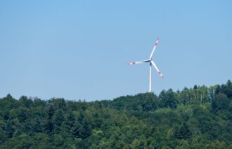Projekt “Las Energii” miał być krokiem w stronę zielonej transformacji, ale NIK uznała go za niezgodny z prawem. Kontrola wykazała, że budowa farm wiatrowych na terenach Lasów Państwowych nie miała podstaw prawnych i wymagałaby zmiany przepisów. Sprawa wywołuje debatę o tym, jak łączyć ochronę lasów z rozwojem OZE.